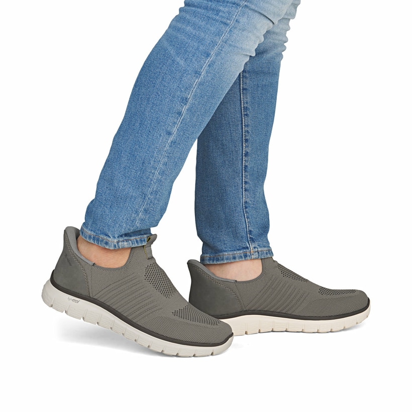 Beige Rieker Herren Slipper B6659-64 mit Ready2GO Slip-in Feature sowie Gummizug. Schuh am Fuß.
