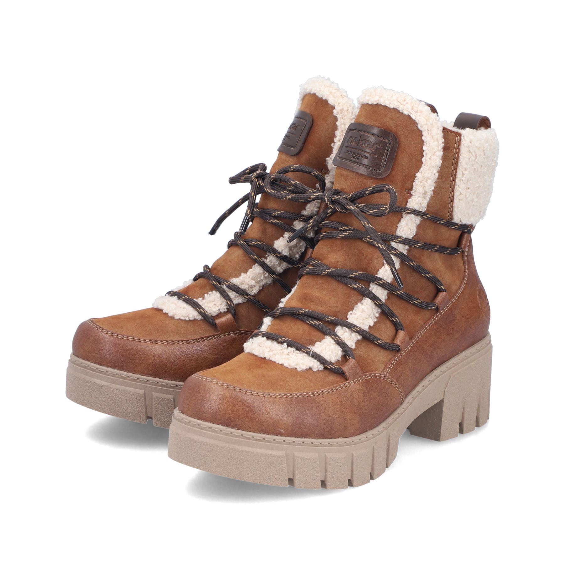 Vegane, braun-beige Rieker Damen Kurzstiefel 74574-24 mit einem Reißverschluss. Schuhpaar seitlich schräg.