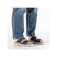 Mules Rieker bleues femme V0300-14 en cuir velours avec fermeture velcro. Chaussure au pied.