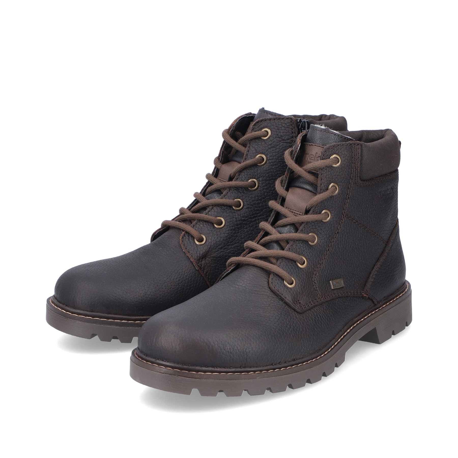 Dunkelbraune Rieker Herren Schnürstiefel 38842-25 mit einer robusten Profilsohle. Schuhpaar schräg.