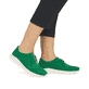 Grasgrüne Rieker Damen Slipper 54057-52 mit flexibler und ultra leichter Sohle. Schuh am Fuß.