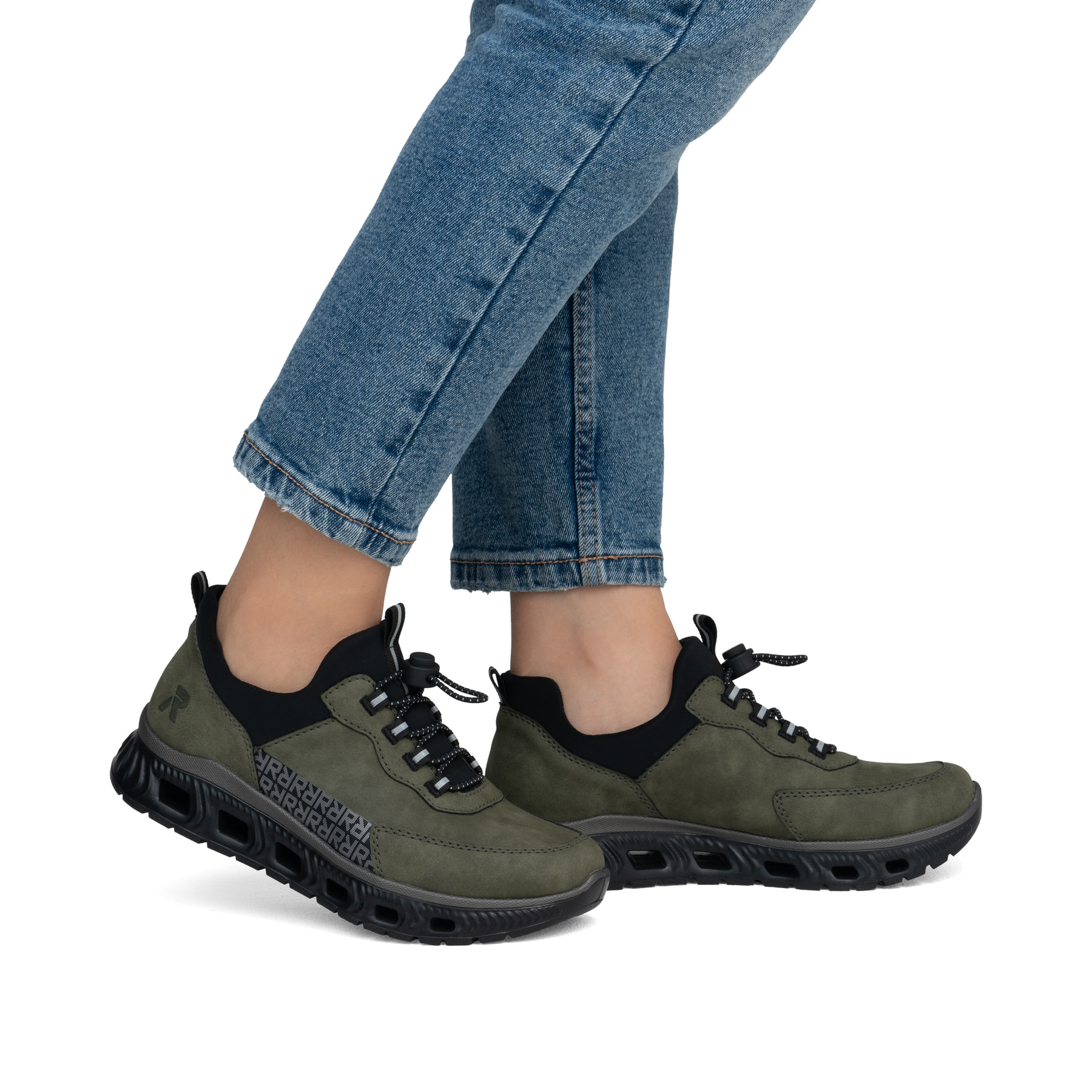 Baskets basses Rieker vertes pour femme M6058-54 avec bande élastique. Chaussure au pied.