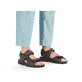 Graue Rieker Herren Trekkingsandalen 26156-47 mit einem Klettverschluss. Schuh am Fuß.