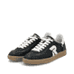 Schwarze Rieker Damen Sneaker Low W2200-00 mit einer Schnürung. Schuhpaar seitlich schräg.