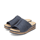 Blaue Rieker Damen Pantoletten 62905-14 mit moderner Spannnaht. Schuhpaar seitlich schräg.