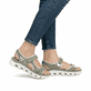 Grüne Rieker Damen Trekkingsandalen 64066-52 mit einem Klettverschluss. Schuh am Fuß.