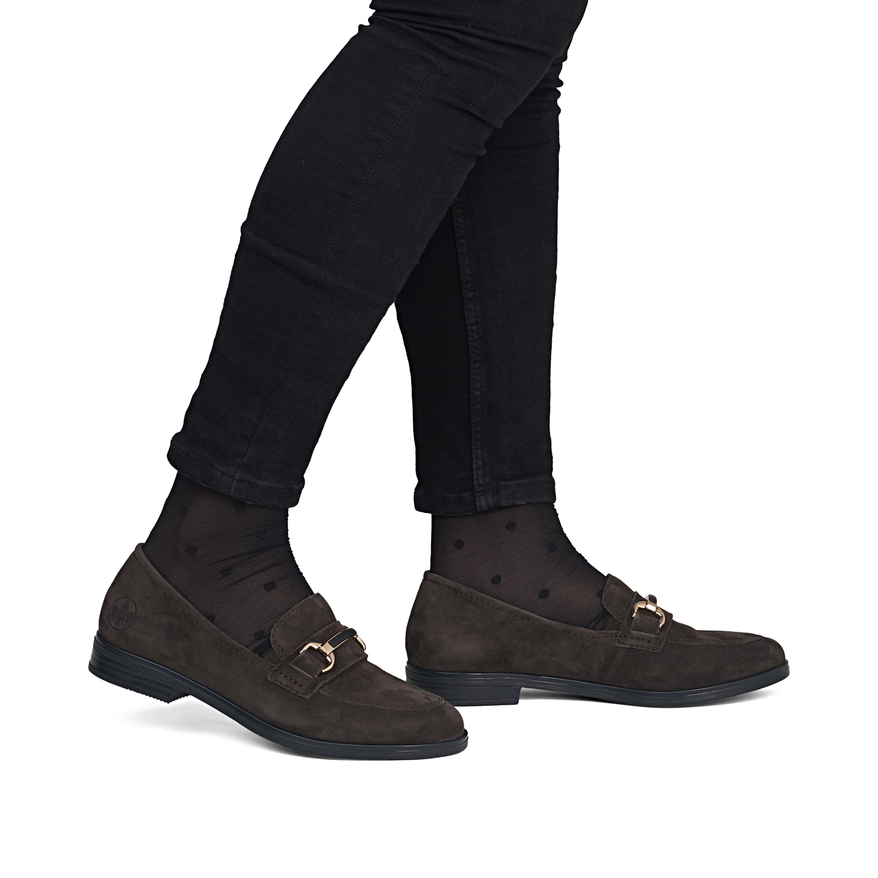 Dunkelbraune Rieker Damen Loafer 46262-25 aus Rauleder mit Schmuckelementen. Schuh am Fuß.