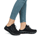 Schwarze Rieker Damen Clogs M6091-00 mit einem Gummizug sowie flexibler Sohle. Schuh am Fuß.