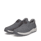 Graue Rieker Herren Slipper 11550-42 mit einem Gummizug sowie der Extraweite H. Schuhpaar seitlich schräg.