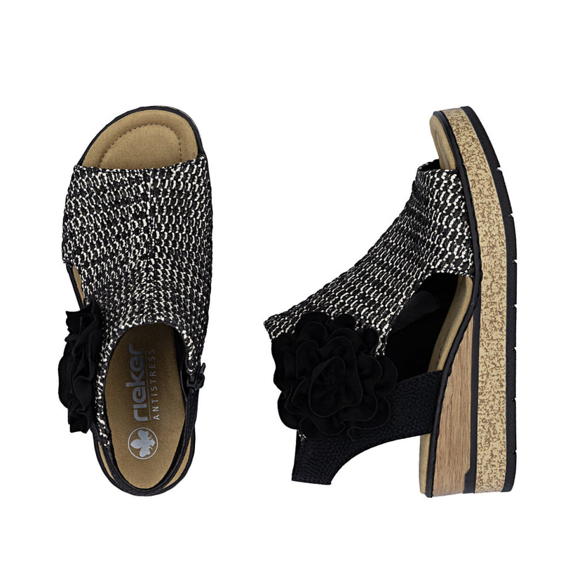 Schwarze Rieker Keilsandaletten 63791-01 mit dekorativer Blume. Schuh von oben, liegend.