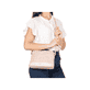 Sac à main Rieker H1510-93 rose avec fermeture éclair et compartiment antivol à l’arrière. Porté.