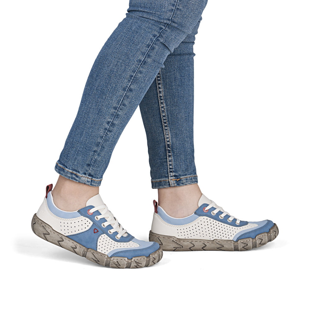 Weißblaue Rieker Damen Schnürschuhe L0307-80 mit eleganten Zierlochungen. Schuh am Fuß.