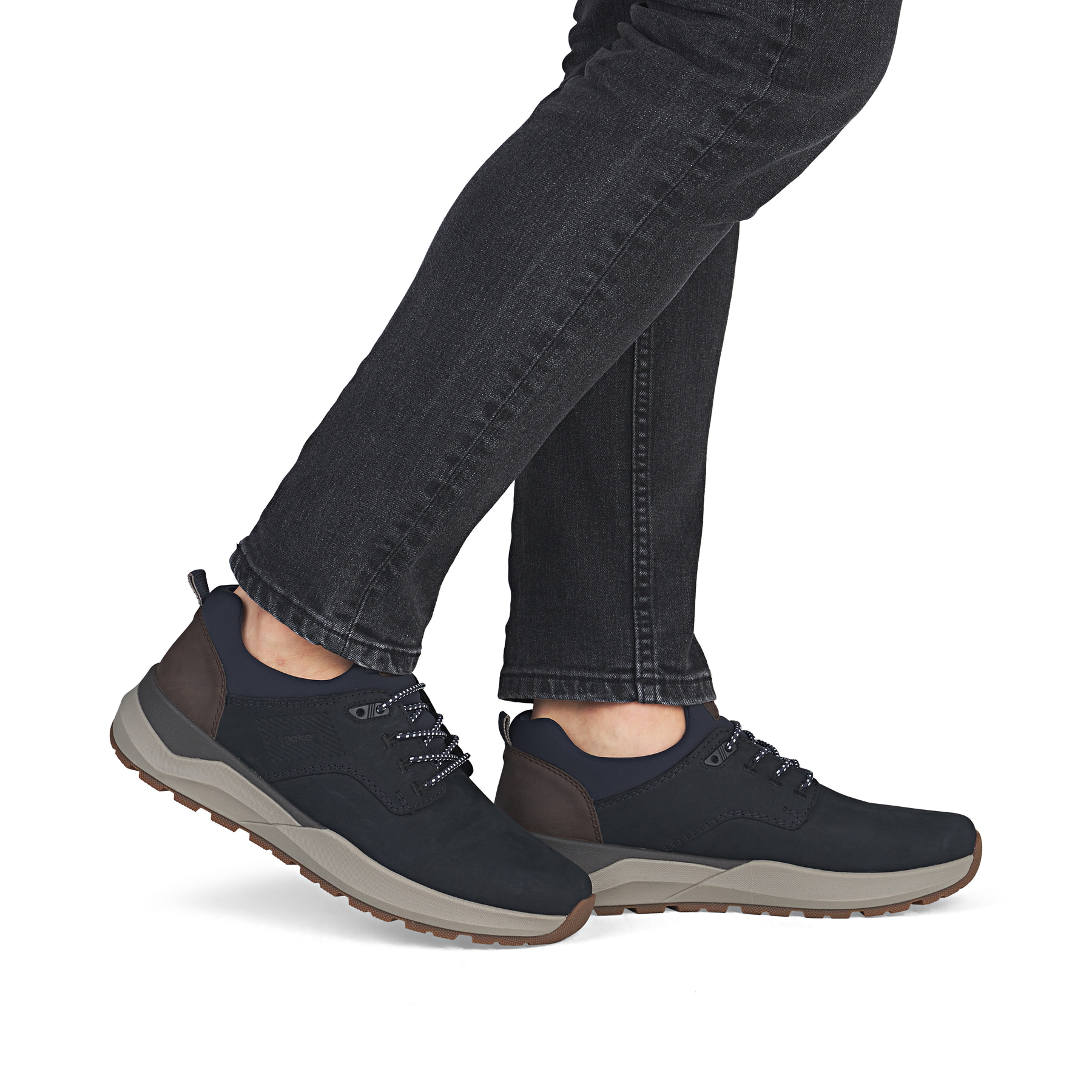 Mocassins Rieker bleus homme 06050-14 en cuir suédé avec bande élastique. Chaussure au pied.