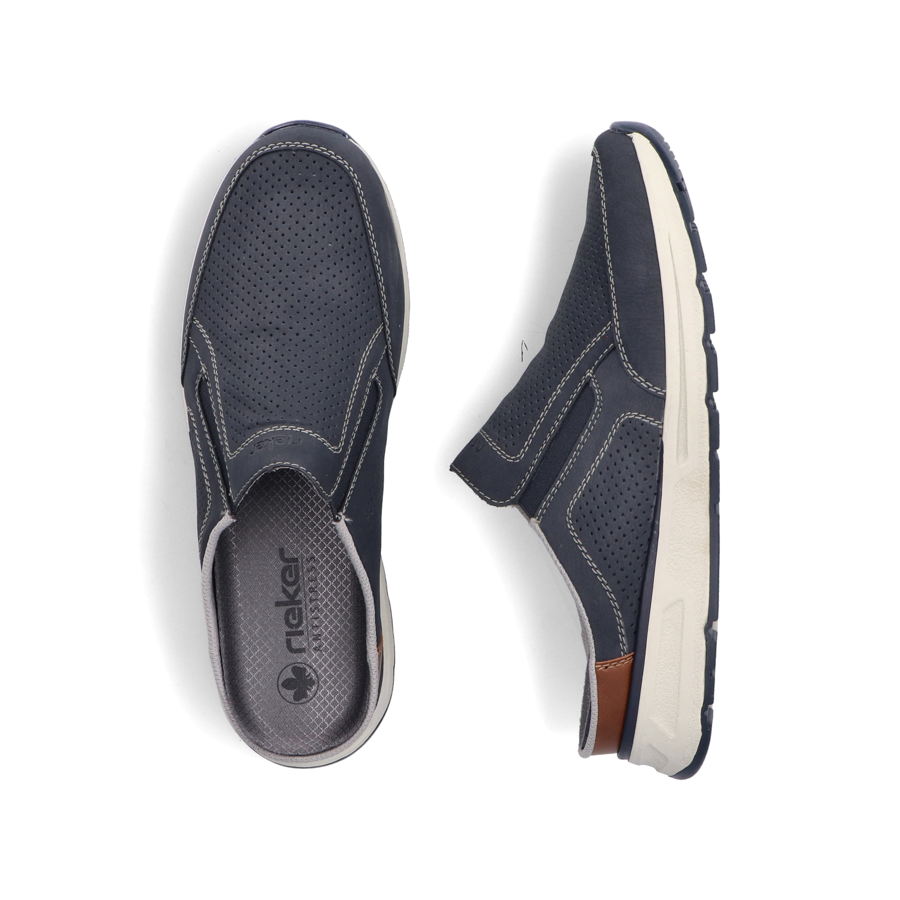 Blaue Rieker Herren Clogs B0760-14 mit einem Gummizug sowie der Komfortweite G. Schuh von oben, liegend.