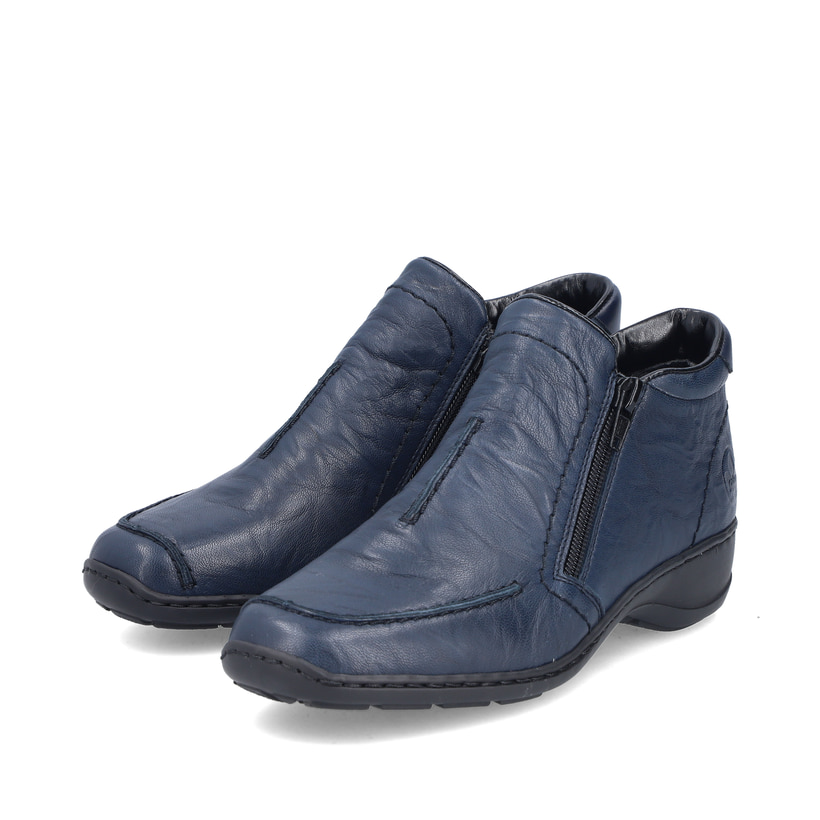Blaue Rieker Damen Kurzstiefel 58386-14 aus Glattleder mit einem Reißverschluss. Schuhpaar seitlich schräg.