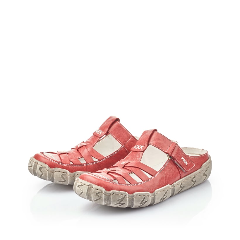 Rote Rieker Damen Clogs L0396-33 mit handgestickten Nähten sowie Klettverschluss. Schuhpaar seitlich schräg.