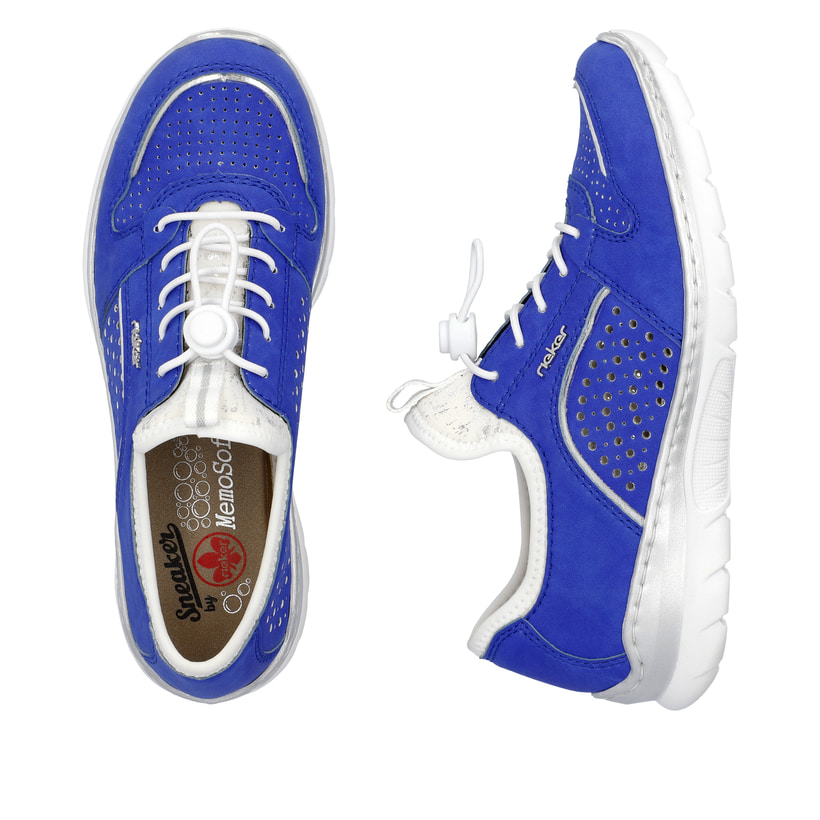 Himmelblaue Rieker Damen Slipper L3293-14 mit Gummischnürung sowie Löcheroptik. Schuh von oben, liegend.