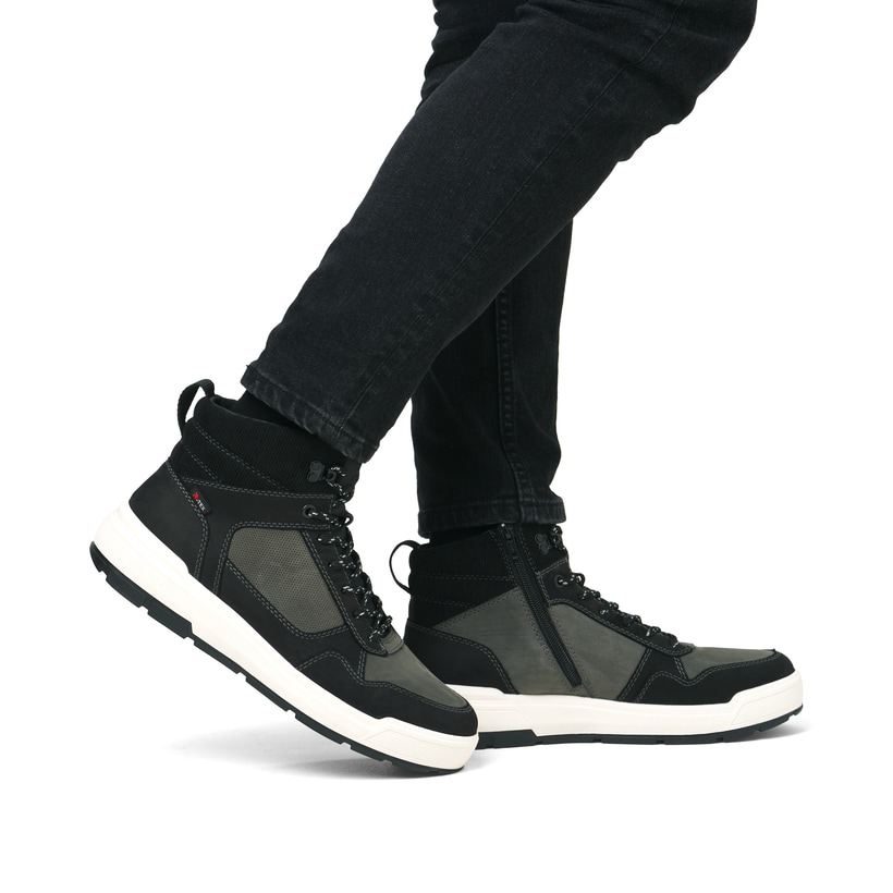 Baskets montantes Rieker noires homme U0073-00 avec membrane RiekerTEX. Chaussure au pied.