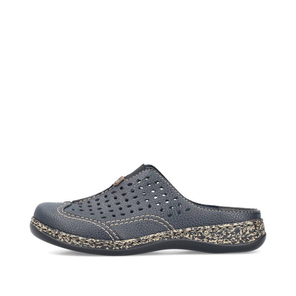 Sabots Rieker bleus pour femme 46395-14 avec perforations décoratives. Côté extérieur de la chaussure.