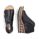 Schwarze Rieker Keilsandaletten 68197-00 mit einem Gummizug sowie leichter Sohle. Schuh von oben, liegend.