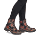 Schwarz-rote Rieker Damen Biker Boots 72617-90 mit Deko-Reißverschluss. Schuh am Fuß.