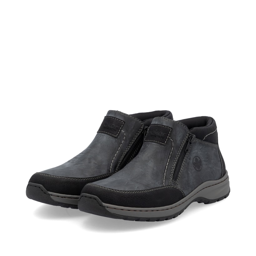 Asphaltgraue Rieker Herren Slipper 03352-45 mit einer schockabsorbierenden Sohle. Schuhpaar schräg.