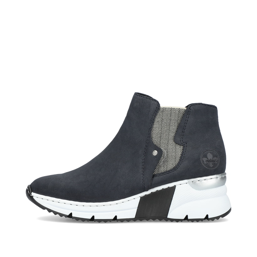 
Dunkelblaue Rieker Damen Chelsea Boots X6361-14 mit einer leichten Plateausohle. Schuh Außenseite
