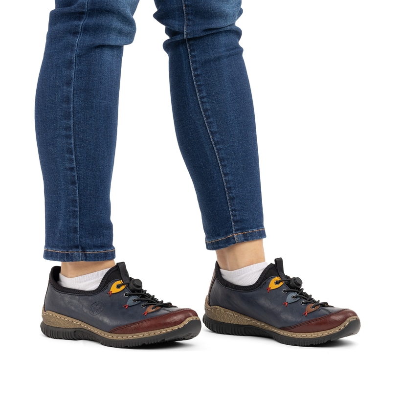 Mocassins Rieker bleus pour femme N3271-35 avec oeillets décoratifs. Chaussure au pied.