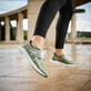 Grüne Rieker Damen Sneaker Low M9000-52 mit Gummischnürung sowie flexibler Sohle. Schuh am Model.