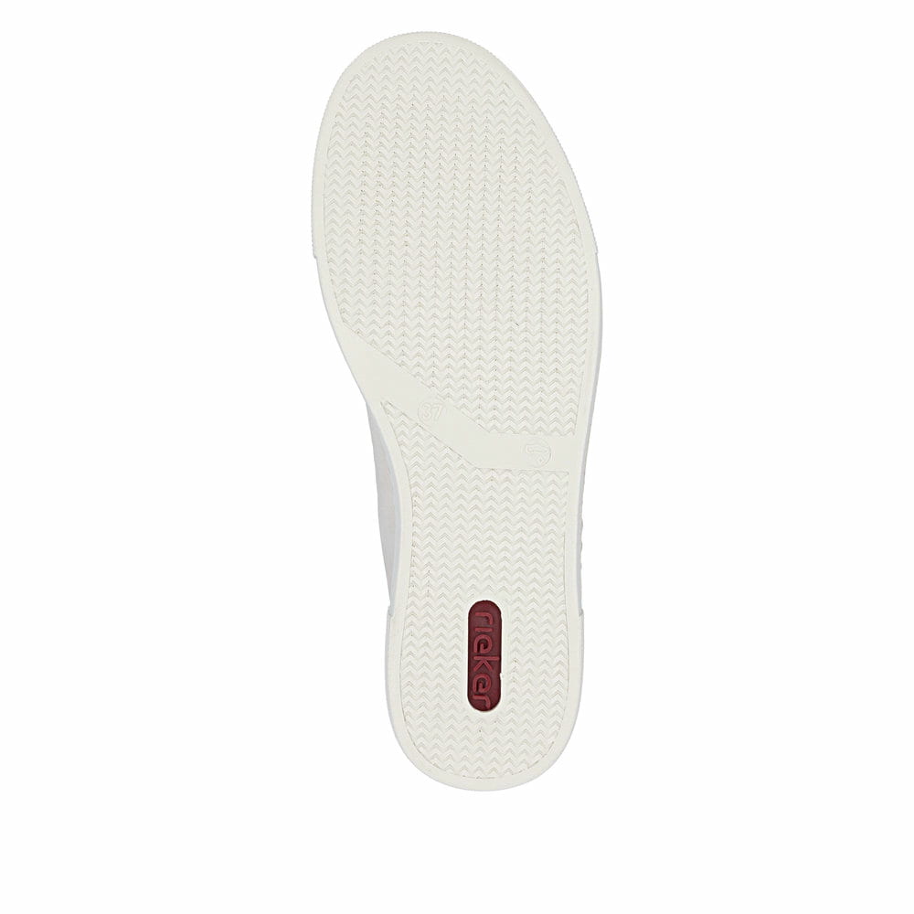 Baskets basses Rieker blanches pour femme N4914-80 avec relief décoratif. Semelle extérieure de la chaussure.
