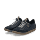 Blaue Rieker Damen Slipper L9750-14 mit Gummizug sowie gepolsterter Einlegesohle. Schuhpaar seitlich schräg.