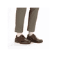 Braune Rieker Herren Slipper 03354-26 mit einem Gummizug sowie der Extraweite H. Schuh am Fuß.