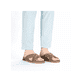 Beige Rieker Herren Pantoletten 21239-64 mit Komfortweite G sowie leichter Sohle. Schuh am Fuß.