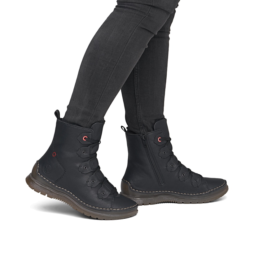 Schwarze Rieker Damen Schnürstiefel 53602-00 mit einem Reißverschluss. Schuh am Fuß.