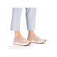 Zartrosane vegane Rieker Damen Loafer 58955-31 mit einem Elastikeinsatz. Schuh am Fuß.