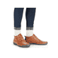 
Karamellbraune Rieker Damen Schnürschuhe 52532-24 mit einer schockabsorbierenden Sohle. Schuh am Fuß