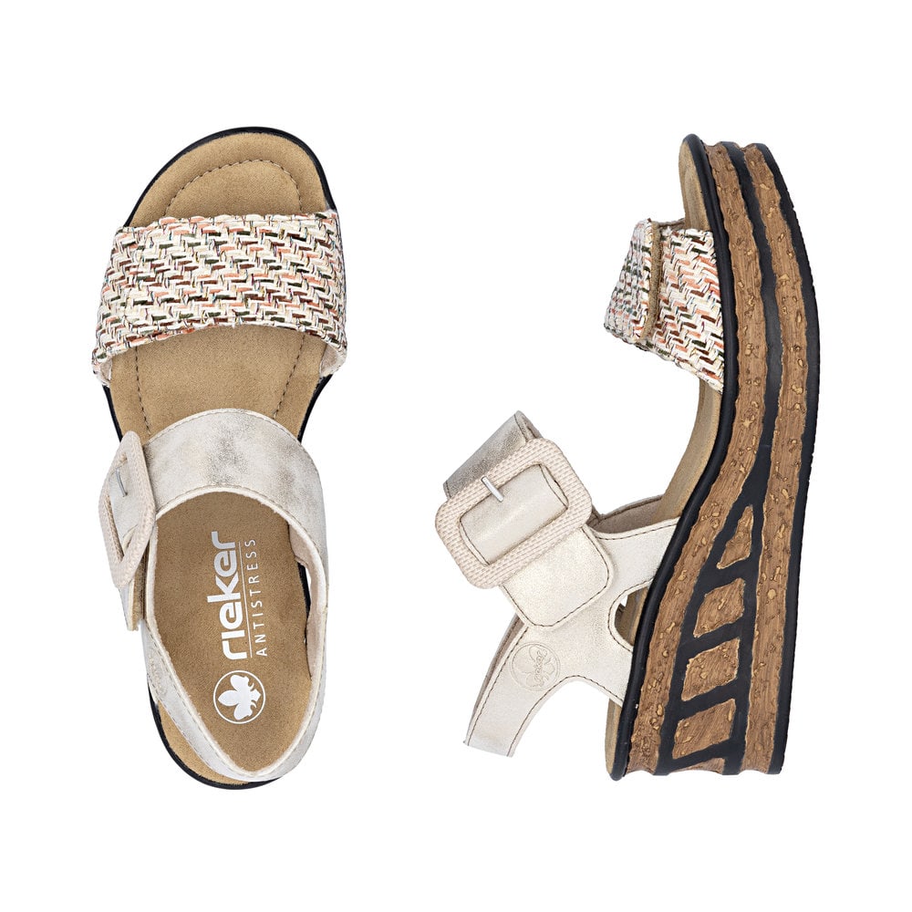 Beige Rieker Keilsandaletten 68172-60 mit trendiger Schnalle. Schuh von oben, liegend.