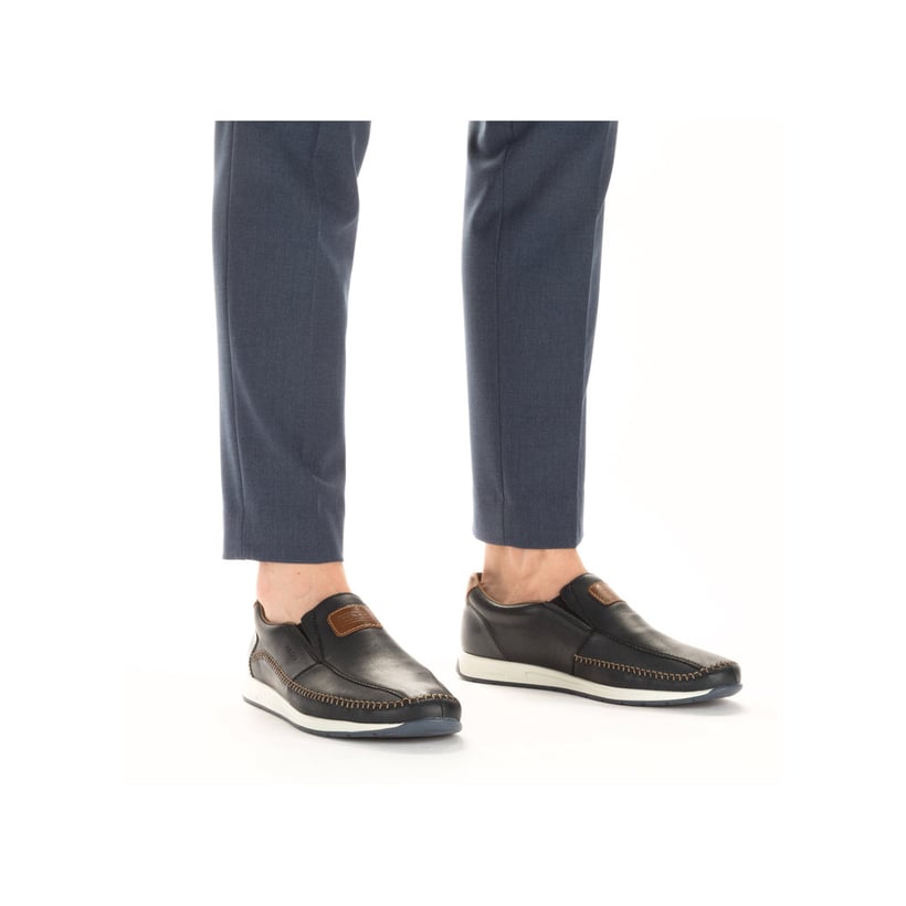 Chaussons Rieker bleus pour homme 11962-14 avec bande élastique. Chaussure au pied.