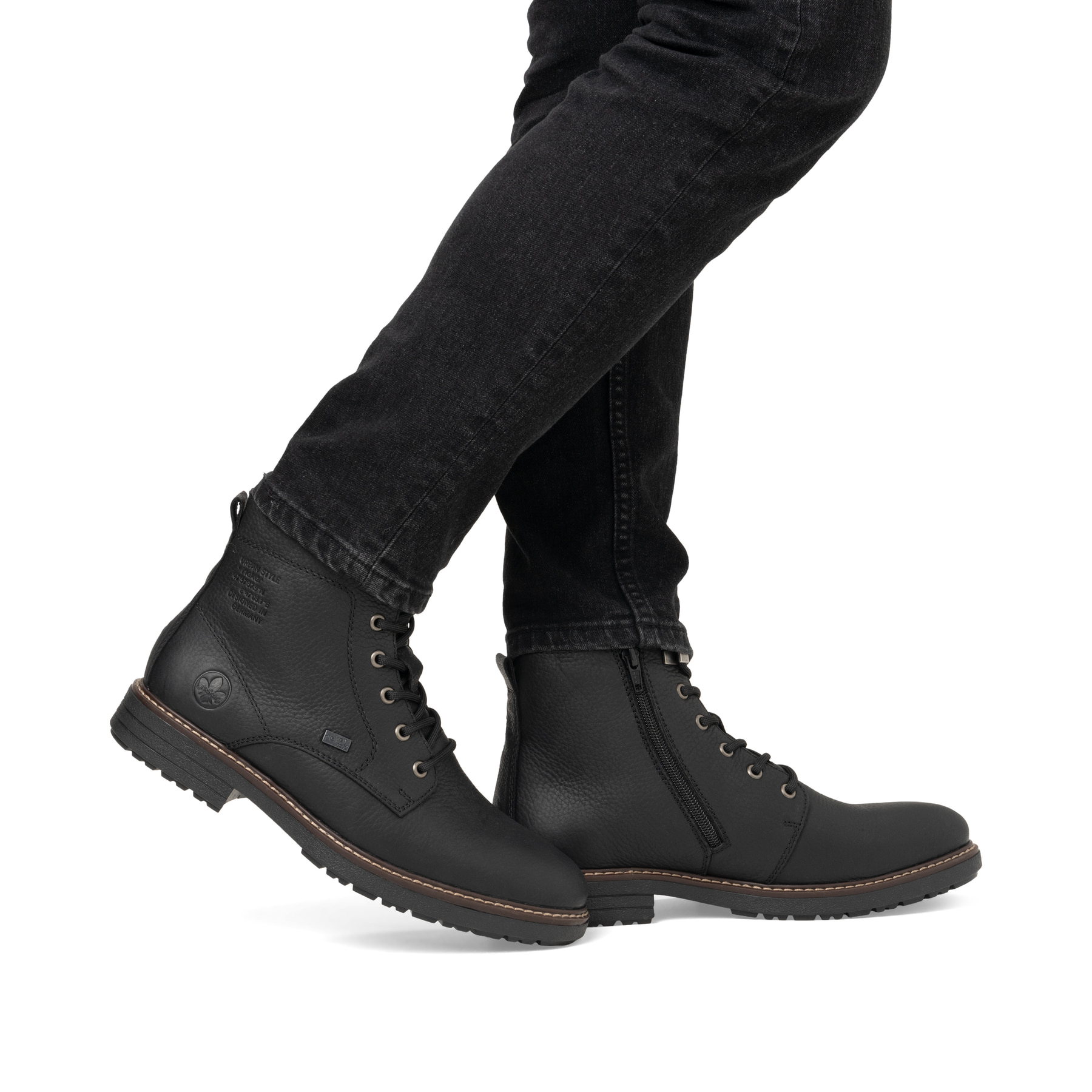 Schwarze Rieker Herren Schnürstiefel 33121-00 mit wasserabweisender TEX-Membran. Schuh am Fuß.