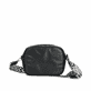 Rieker Handtasche H1500-00 in Schwarz mit Steppoptik in Rautenmuster und Reißverschluss. Rückseite.