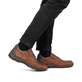 Karamellbraune Rieker Herren Schnürschuhe 05315-24 mit der Extraweite H. Schuh am Fuß.
