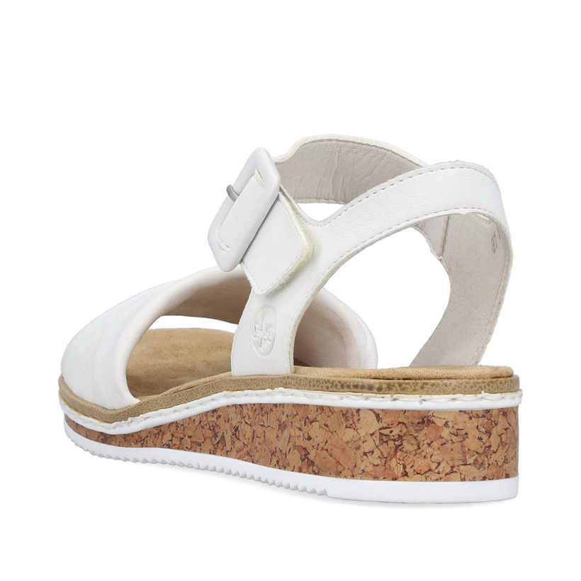 Weiße Rieker Keilsandaletten V3691-80 mit trendiger Schnalle. Schuh von hinten.