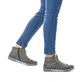 Anthrazitfarbene Rieker Damen Schnürschuhe Z1223-45 mit einem Reißverschluss. Schuh am Fuß.