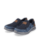 Azurblaue Rieker Herren Slipper 14852-14 mit Elastikeinsatz sowie geprägtem Logo. Schuhpaar seitlich schräg.