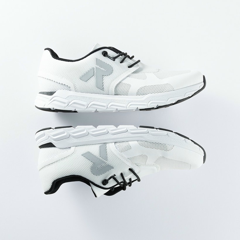 Weiße Rieker Damen Sneaker Low M9000-80 mit Gummischnürung sowie flexibler Sohle. Schuhpaar seitlich liegend.