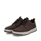 Dunkelbraune Rieker Herren Sneaker Low 36005-25 aus Rauleder. Schuhpaar seitlich schräg.