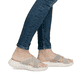 Beige vegane Rieker Damen Pantoletten V2105-60 mit einer ultraleichten Sohle. Schuh am Fuß.