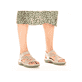 Beige Rieker Damen Trekkingsandalen 64888-60 mit einem Klettverschluss. Schuh am Fuß.