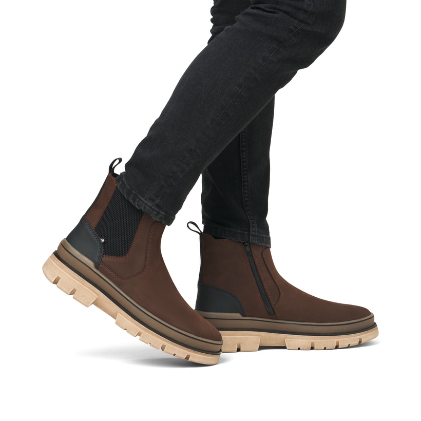 Braune Rieker Herren Chelsea Boots U1272-25 mit TR-Sohle mit leichtem EVA-Inlet. Schuh am Fuß.