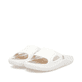 Weiße Rieker Damen Pantoletten W3350-80 mit ultraleichter und flexibler Sohle. Schuhpaar seitlich schräg.